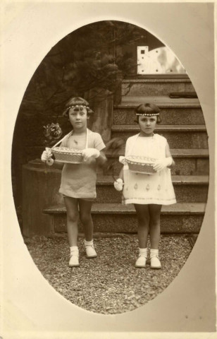 [Photographie des deux filles de Léon Martha et son épouse Yvonne née Hourte pour une fête religieuse]