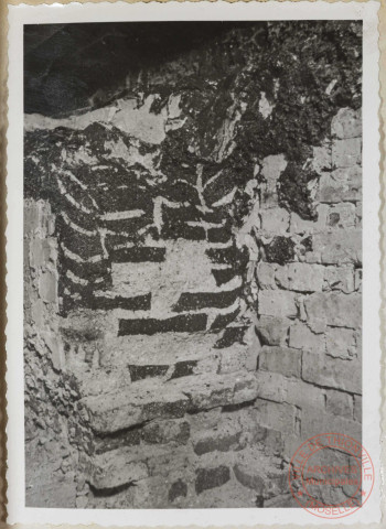 Régénérateur batterie Still côté nord four 22. Piédroits entre régénérateurs gaz et air montrant le ramollissement et la fusion des briques devant supporter les voûtes de régénérateurs. Le vide créé à la partie supérieure entre la voûte et le piédroit part de 0 et va en s'amplifiant sur une longueur de 2m pour atteindre une hauteur de 50 cm environ et se continue à peu près régulièrement sur toute la longueur de la batterie. A beaucoup d'endroits une partie du revêtement en réfractaires était déjà tombé. En continuant l'exploitation sans revenir à cet état de chose, un effondrement de la batterie étaient à craindre à chaque instant