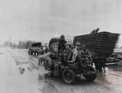 Une jeep sanitaire ramène quelques blessés de première ligne, près de Cattenom, en novembre 1944