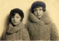 [Photographie de jeunes filles en manteaux]