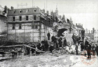 Le démantèlement des fortifications de Thionville 1902-1903. La démolition de la porte de la Moselle, vue du pont de la Moselle 1903.