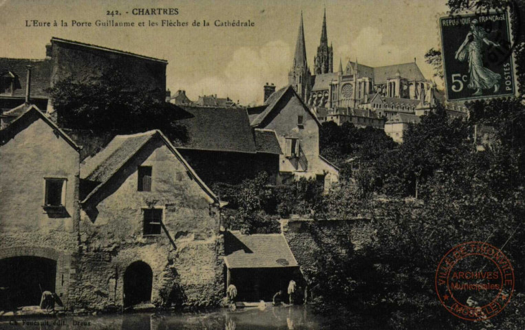 CHARTRES L'Eure à la Porte Guillaume et les Flèches de la Cathédrale