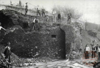 Le démantèlement des fortifications de Thionville 1902-1903. Démolition des fortifications entre le Pensionnat de la Providence (aujourd'hui le palais de justice) et la Moselle (quai Marchal) avec la mise à jour de l'ancien quartier médiéval de Thionville 1902.