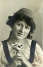 [Portrait d'une jeune femme tenant un bouquet de marguerites]