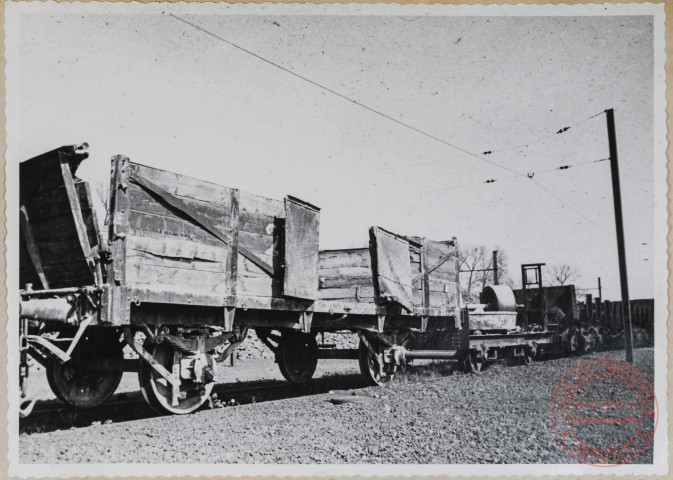 Wagon à décombres. Caisse de bois entièrement abîmée.