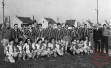 [Photo de groupe de deux équipes de football, féminine et masculine. Le lieu est indéterminé]