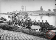 [Photo de groupe du 4ème Génie Bavarois devant la Moselle (rivière)]