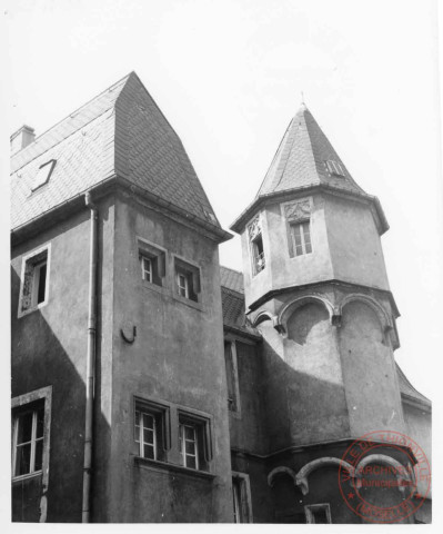 Cour du Château, ancienne maison des Raville, batiment C de la mairie. Tourelle à encorbellements (XVe-XVIe) - Thionville