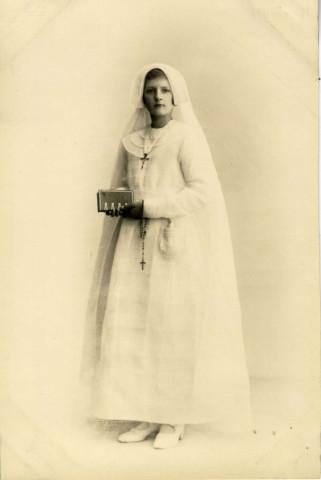 [Photographie d'une jeune fille en tenue de communiante]