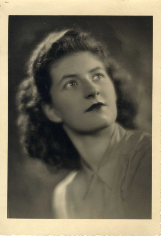 [Photographies de trois jeunes femmes dans les années 1930]