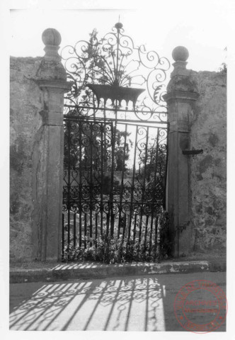 Grille actuellement placée 45 rue des Châteaux à Cattenom. Elle a été déplacée (entre 2010 et 2025), sur l'image elle était placée rue Victor Hugo
