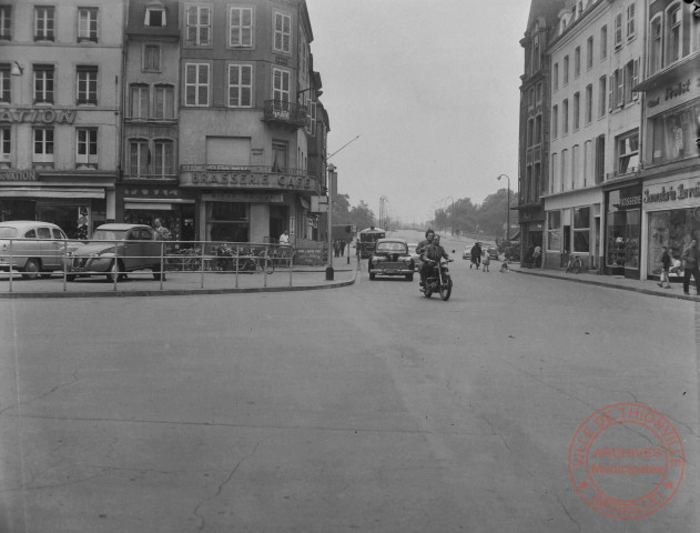 [Scène de vie quotidienne prise depuis la place du Marché en direction du pont des Alliés]