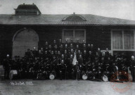 Corps et Musique des Sapeurs-Pompiers de Thionville en 1922 devant la caserne, place de la Liberté