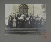 Photo de groupe, mariage famille Schiltz devant une église (non déterminée)