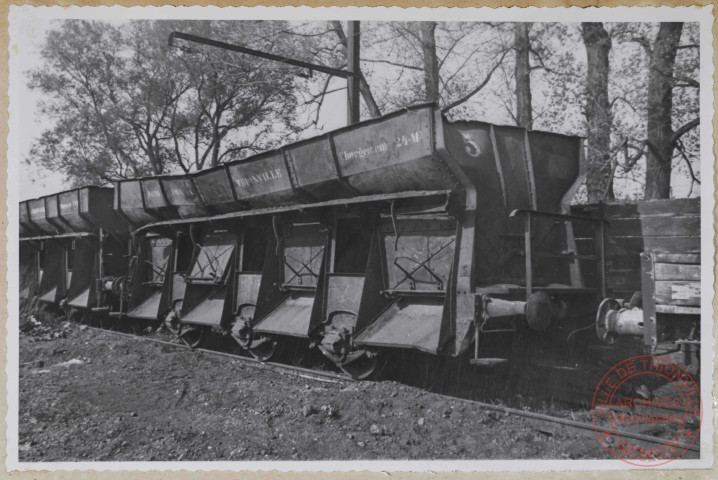 Wagon à poussières. Châssis, trémies et trappes fortement détériorés.