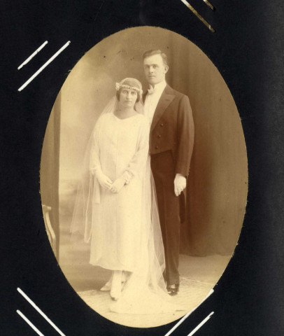 Photographie de Gabrielle Hourte avec Jean Paul Johannes son mari, à Thionville en 1924]