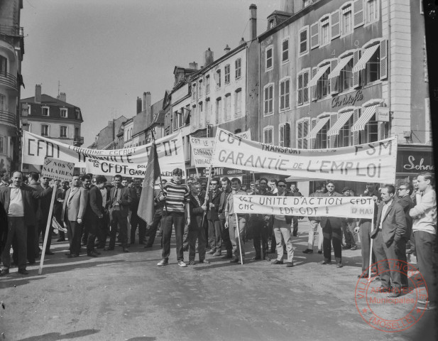 [Manifestation des syndicats place du Marché, C.F.D.T., C.G.T., F.S.M.]