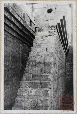 Murs régénérateurs, batterie Koppers. Les murs sont fissurés de haut en bas jusqu'à la sole. A remarquer le mauvais état des canaux à gaz horizontaux. Ces fissures provoquent des repassages de gaz.