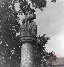 Bildstock situé à Petite-Hettange (commune de Malling). Croix érigée pour Jean Starr en 1819 (date portée). Les statuettes de la Vierge et de saint Jean qui encadraient le Christ en croix ont disparu. Croix isolée sur la D. 855