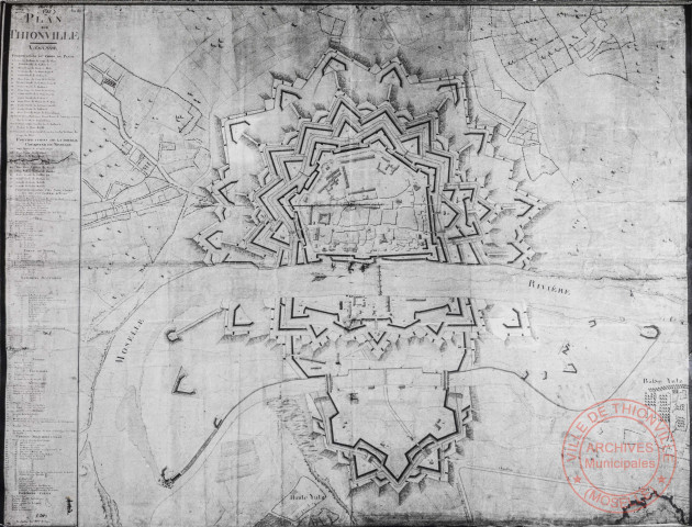 [Plan de Thionville en 1743 avec, les fortifications du corps de place, les fortifications de la double couronne de Moselle, les fortifications des jonctions et du couronné d'Yutz, ponts et portes, bâtiments militaires]