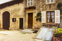 [Photographie d'une maison de village, sur le linteau de la porte est gravée la date 1888]