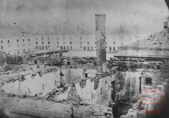 [Thionville après le bombardement - La caserne des Remparts, actuellement place Turenne]