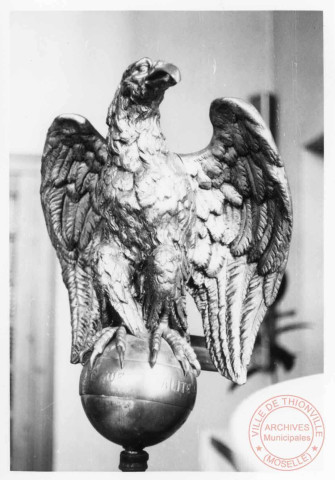 Statuette d'aigle située à l'église Saint-Denis de Roussy-le-Village