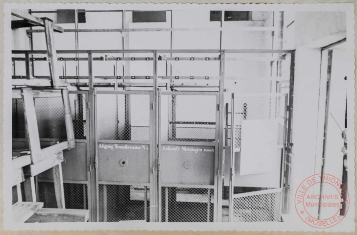 Angevillers. Tableau H.T. Seule la carcasse reste, tous les appareils ont été enlevés.