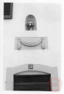 32 rue Général de Gaulle à Boust. Statuette dans une niche au-dessus de la porte