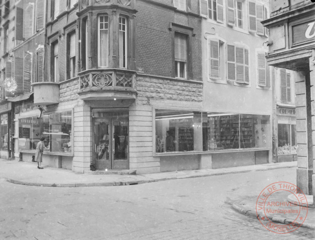 [Vue de la librairie Michel à l'angle de la place au Bois et la rue de Jemmapes]