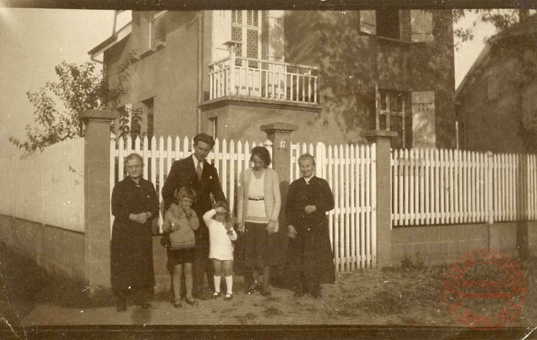 Famille posant devant le 17 rue du Général Laplace à Thionville
