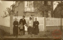 Famille posant devant le 17 rue du Général Laplace à Thionville
