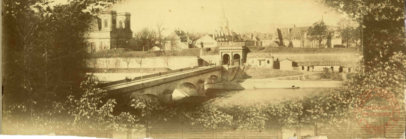 [Photographie du pont sur la Moselle et de la porte fortifiée avec le bureau d'octroi avant 1902]