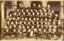 [Photographie d'une classe de jeunes filles du pensionnat de Peltre en 1885]