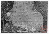 Tombeau de l'abbé Clause (décédé le 4 février 1823) situé contre le mur de l'église Saint-Rémi de Husange (commune de Cattenom)