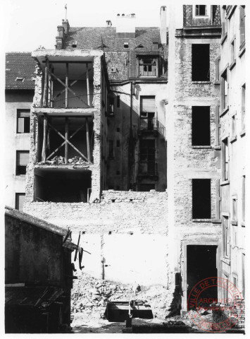 Libération de Thionville. Le Trianon-Palace rue d'Angleterre, salle de danse détruite par les bombardements vue de la cour