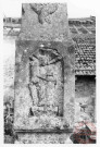 Bildstock situé dans le jardin de la maison au 38, rue de la Fontaine à Beyren-lès-Sierck. Christ en croix, Vierge, saint-Jean, ange et Sainte-Barbe (?)