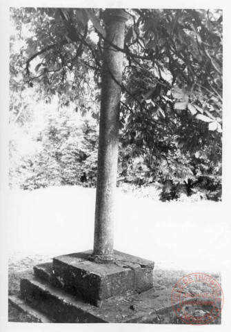 Bildstock Saint-Nicolas situé à l'angle de la rue de la Gare et de la rue Principale à Puttelange-lès-Thionville. Croix érigée en 1742, pour Nicolas Schmit et Suzanne Miltgel, par le sculpteur Nicolas Greff fils, d'Altwies (Luxembourg)
