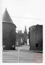 Porte de Sierck à Rodemack. Au fond l'église Saint-Nicolas