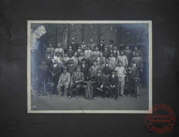 Photo de groupe à "l'usine de la paix" de Knutange