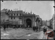 [Démolition de la porte du pont de la Moselle]