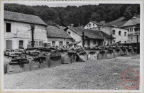 Berlines hors service, sans train de roulement.