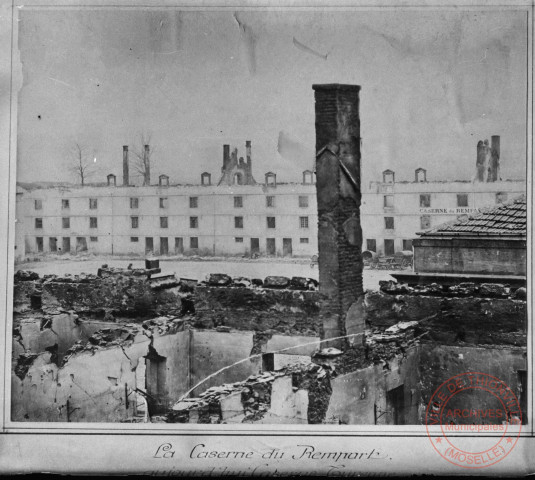 [La caserne des remparts après les bombardements de 1870 (appelée plus tard caserne Turenne)]