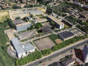 Vue aérienne de Thionville - Au premier plan le lycée "Colbert" (actuellement "Rosa Parks"), suivi au fond de la construction de la Chambre des Métiers et de l'Artisanat. A droite la Caisse Primaire d'Assurance Maladie.