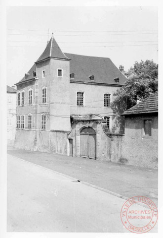 Maison des Baillis (XVIe), place des Baillis à Rodemack. Construit vers 1560 par les Margraves de Bade, la "Maison des Baillis" ou "Petit Château" servait de résidence aux représentants des Seigneurs, que l'on appellait les Baillis