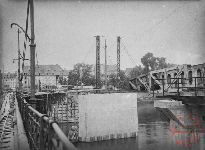 Le pont de 1846 sauté en 1940 et le tronçon provisoire construit en 1941