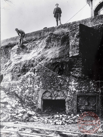 [Démolition des remparts à proximité de l'église Saint-Maximin et découverte de linteaux en pierre décorés]