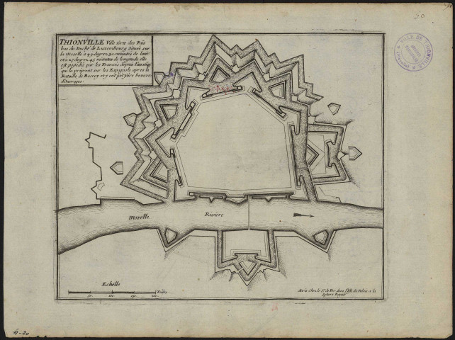 THIONVILLE Ville forte des Païs bas du Duché de Luxembourg située sur la Moselle à 49 degrez 30. Minutes de lattit. et à 27 degrez 45 minutes de longitude elle est possedée par les François depuis l'an 1643 qui la prirent sur les Espagnols après la Bataille de Rocroy et y ont fait faire beaucoup d'ouvrages