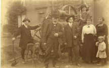 [Photographie de Charles Schontz avec des membres de sa famille devant une machine à vapeur dans la cour de leur maison à Sérémange en 1916]