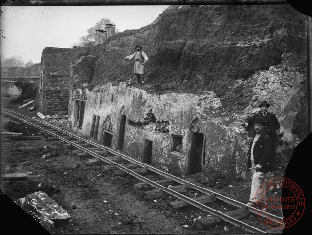 [Démolition des remparts à proximité de l'église Saint-Maximin et découverte de linteaux en pierre décorés]